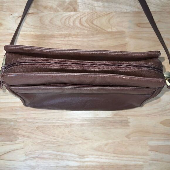 Via Piaggi, Vintage Chestnut Brown Genuine Leather Adjustable Crossbody Purse - Picture 10 of 13